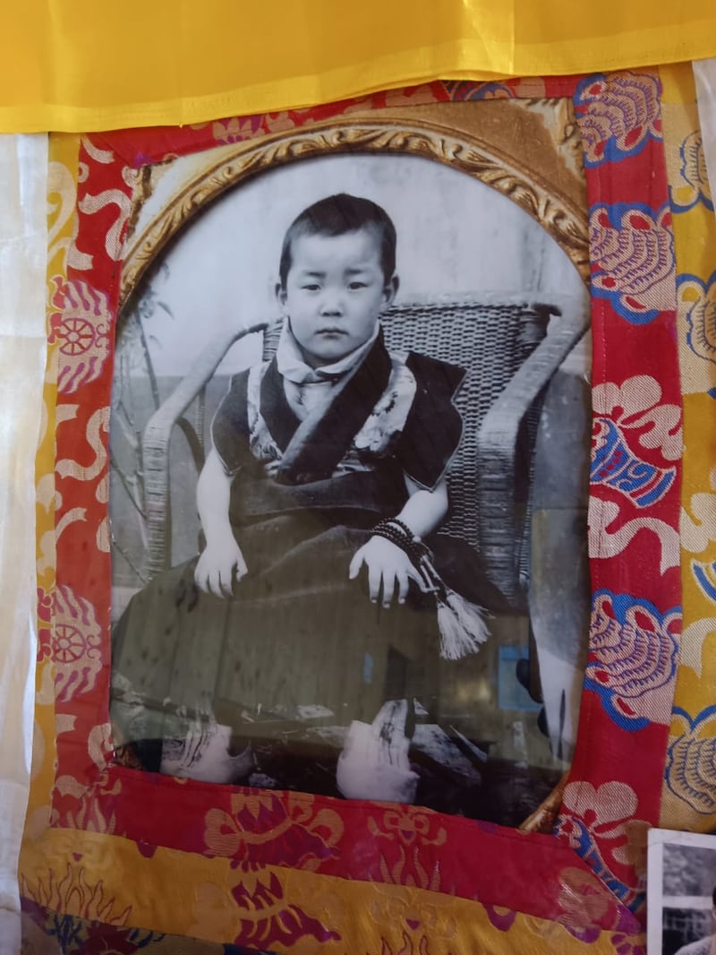 དགོན་ཁག་ཏུ་དད་རྟེན་དུ་སྒྲིག་པའི་སྐུ་པར།