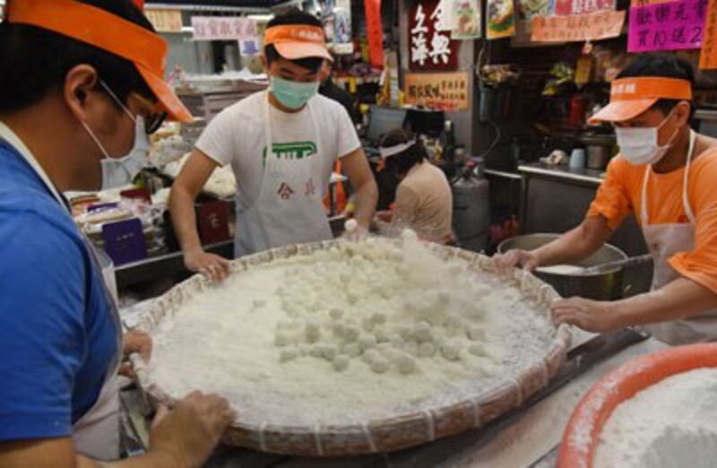 Một nhà hàng Trung Quốc đang làm món dumpling từ bột. AFP photo