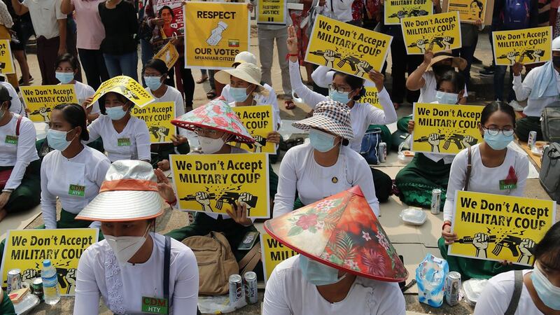 ရန်ကုန်မြို့၊ တရုတ်သံရုံးရှေ့တွင် ၂၀၂၁ ခုနှစ်၊ ဖေဖော်ဝါရီလ ၁၈ ရက်နေ့က စစ်အာဏာဆန့်ကျင်ရေး ဆန္ဒပြခဲ့ကြသည့် လှိုင်သာယာမြို့နယ် ပညာရေးဝန်ထမ်းများသပိတ်အား တွေ့ရစဉ်။ (Photo: RFA)