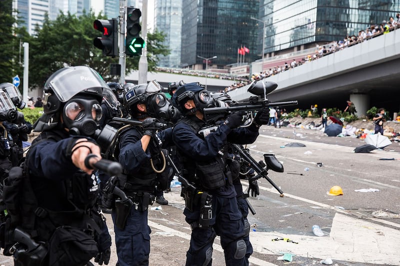 2019年6月12日,香港市民反《逃犯条例》示威活动中,警察向示威者发射催泪弹。(法新社)