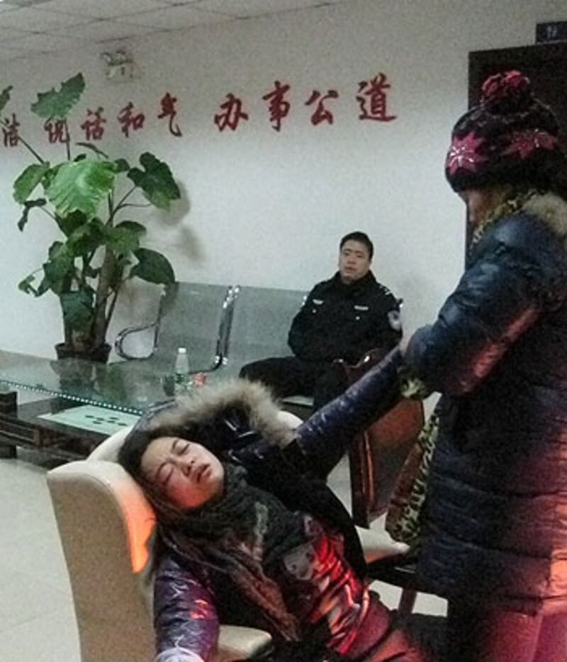 Sichuan_petitioner_police350.jpg