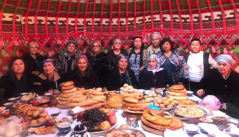 قىرغىزىستاندا ئۇيغۇرلار بىرقەدەر كۆپ ئولتۇراقلاشقان چۇي ۋىلايىتىنىڭ «كەڭ بۇلۇڭ» يېزىسى قۇرۇلغانلىقىنىڭ 100 يىللىقى خاتىرىلەش پائالىيىتىدە خاتىرە سۈرەت. 2021-يىلى 16-ئۆكتەبىر.