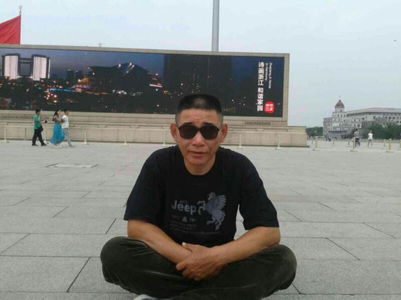 有網友成功避過監控，響應 “重回天安門”運動。2014年6月4日身穿黑衣在天安門廣場拍照。（胡佳推特）