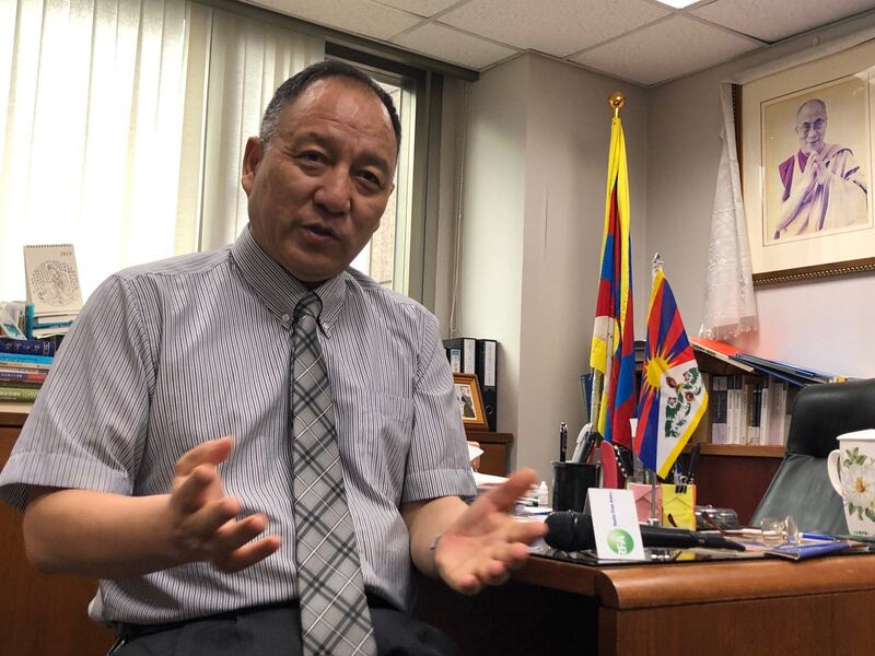 流亡藏人行政中央以及达赖喇嘛驻台代表达瓦才仁受访，评论共产党自办活佛转世培训班的荒谬。（记者夏小华摄）