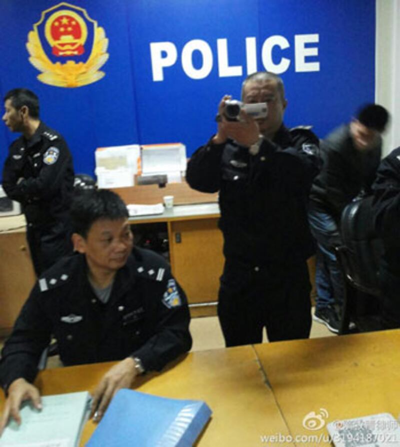 律師到派出所交涉期間,有警察一直拿著攝影拍攝。(自隋牧青微博)