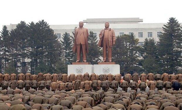 17일 김정일 북한 국방위원장 5주기를 맞아 북한 전역에서 주민들이 정오에 추모 사이렌에 맞춰 일제히 묵념했다고 조선중앙통신이 보도했다. 