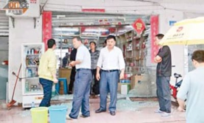 图片:有店舖的玻璃门被砸毁。(中国茉莉花革命网)