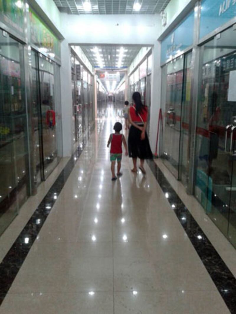 7月28日，惠州三友義烏批發城商戶繼續罷市，商場十室九空遊人稀少。（商戶陳先生提供）