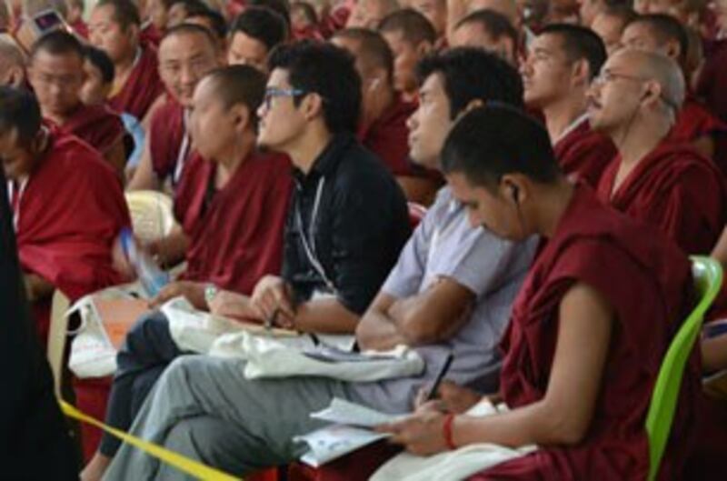 图片:与会者认真学习对话内容。(记者丹珍拍摄)