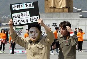 서울 종로구 광화문광장에서 북한인권단체 및 대학생들이 북한 김정은의 세습독재ㆍ로켓 발사를 비판하는 플래시몹을 하고 있다.
