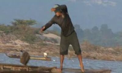 Một ngư dân Thái Lan bắt cá trên dòng Mekông. RFA Photo.