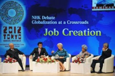 Giám đốc điều hành Quỹ Tiền tệ Quốc tế (IMF) Christine Lagarde (giữa) hội thảo cùng Chủ tịch điều hành của Diễn đàn Kinh tế Thế giới Klaus Schwab (trái), Bộ trưởng Tài chính Nhật Bản Koriki Jojima (thứ 2 từ trái), Tổng thống Liberia Ellen Johnson Sirleaf (thứ 2 từ phải) và Chủ tịch hãng Hitachi Nhật Bản, Takashi Kawamura (phải) tại Tokyo hôm 11/10/2012. AFP