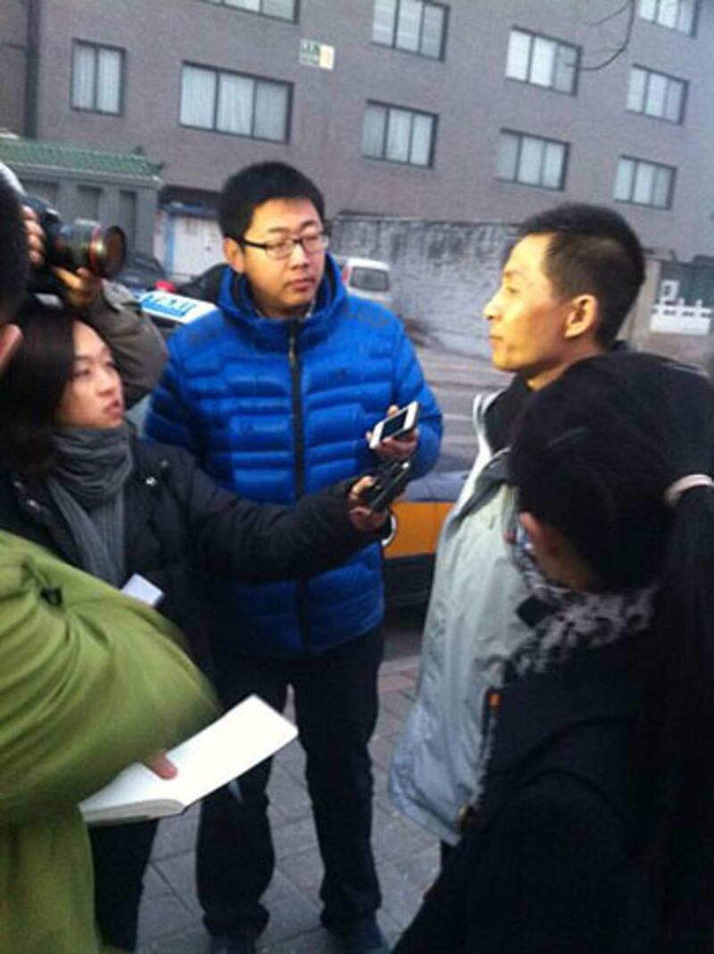2013年1月28日，朱瑞峰在重慶警方詢問了接近7小時才獲釋後，被媒體訪問。（朱瑞峰提供）