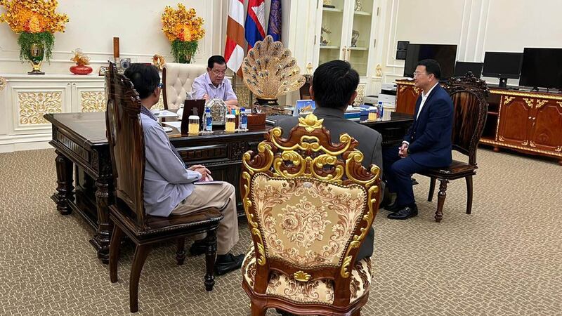 Hun Sen with Yong Saing Koma on 22-11-2022-2.jpg