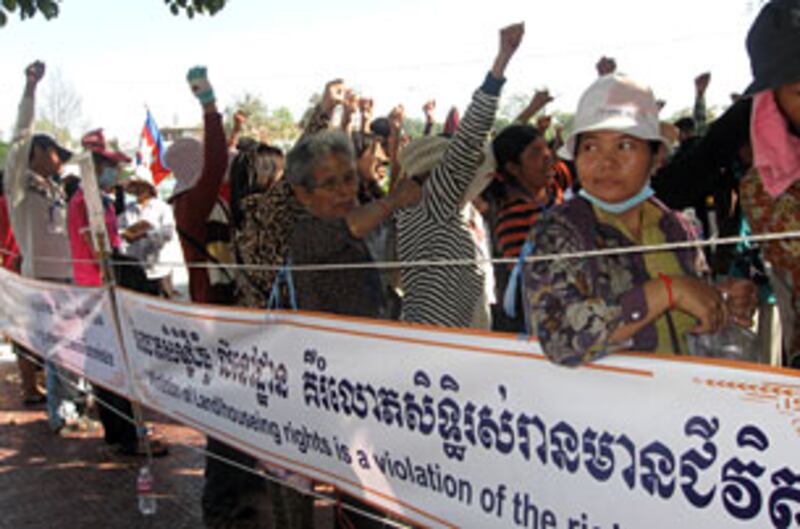 ០៩-មករា-២០១១: អ្នក​ភូមិ​បឹងកក់ តវ៉ា​នៅ​ទីលាន​សេរីភាព នៅ​ថ្ងៃ​បញ្ចប់ បន្ទាប់​ពី​ពួកគេ​បាន​តវ៉ា​អស់​រយៈ​ពេល​ជា​ច្រើន​ថ្ងៃ​កន្លង​មក មិន​មាន​ដំណោះស្រាយ។