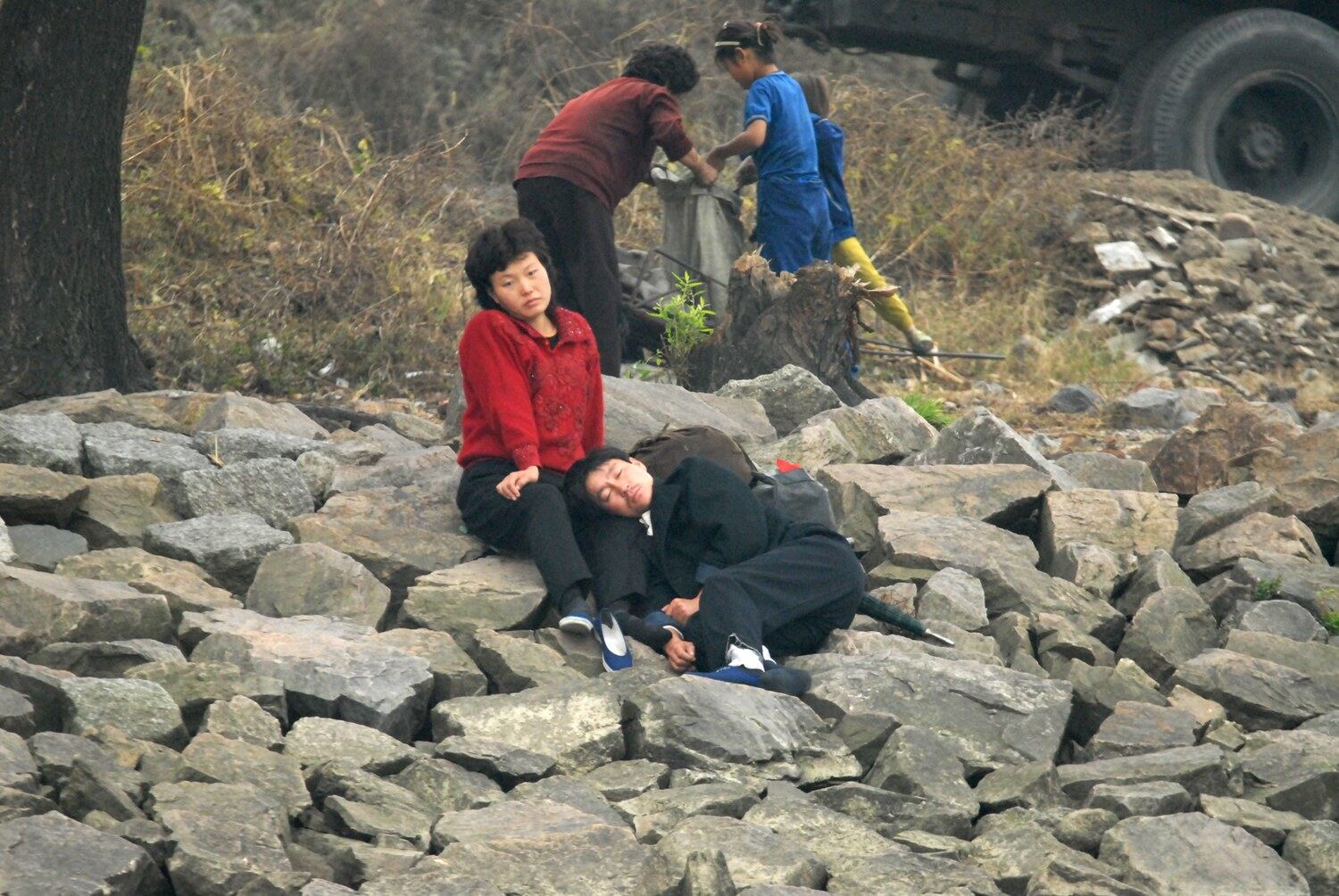 북한 신의주 압록강변에서 부부가 휴식을 취하고 있다.