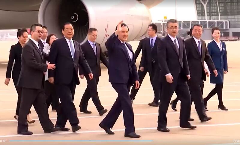 台湾前总统马英九3月27日搭乘中国国航,于下午四点多抵达上海蒲东机场,马英九办公室表示,中方由国台办副主任陈元丰、上海市委常委张为等人接机。(路透社视频截图)