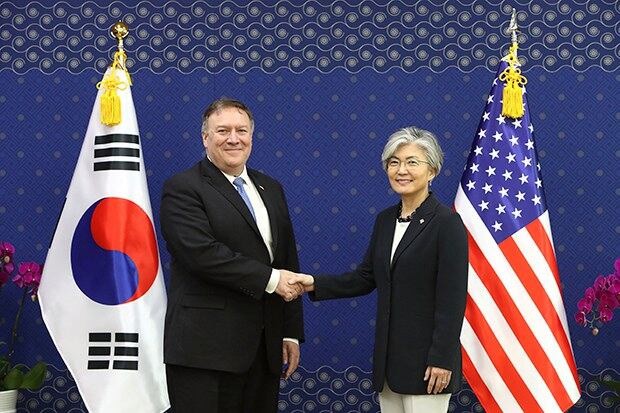 마이크 폼페이오 미국 국무장관과 강경화 외교부 장관이 한미 외교장관회담에 앞서 악수하고 있다. 