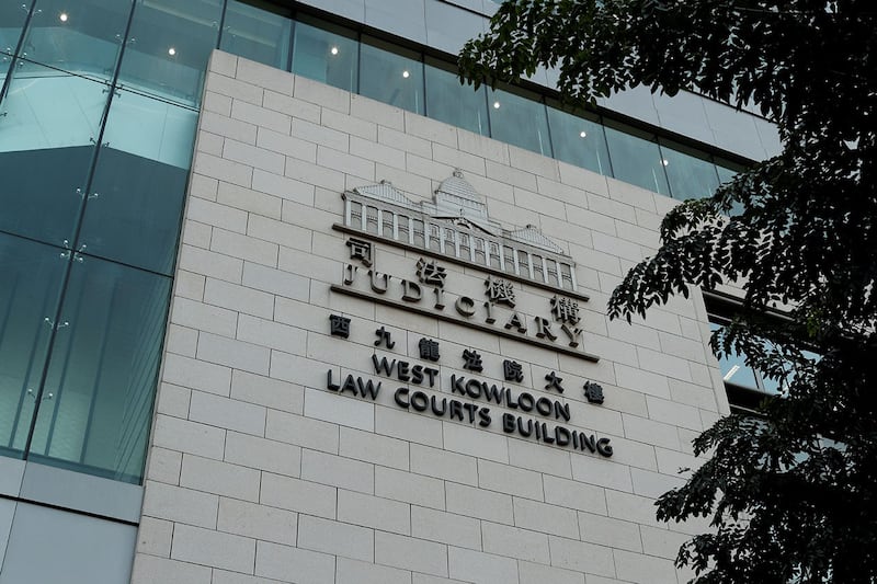 23岁在日本留学的香港女学生因涉发布煽动意图言论，被香港西九龙裁判法院判囚2个月，成为《香港国安法》生效后，涉海外言论被判囚的首例。（路透社）