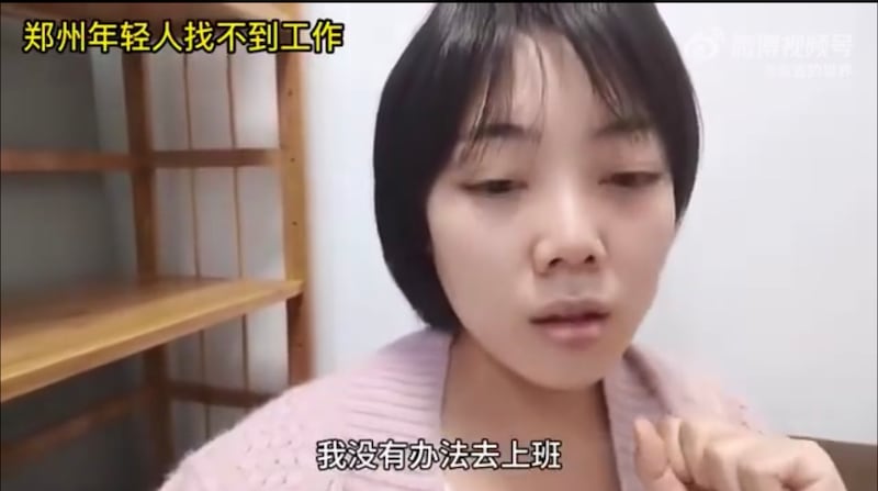 這位30歲大學生被裁員後,難以找到工作。(網上影片截圖/古亭提供)