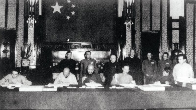 图片：1951年西藏和谈代表在北京被迫签下所谓十七条和平协议。（达赖喇嘛西藏宗教基金会提供）
