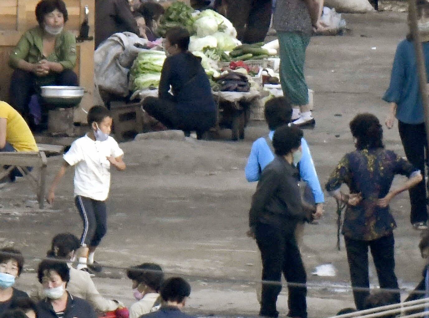 북한 양강도 혜산시의 장마당에 마스크를 쓴 이들이 분주하게 오가고 있다. 