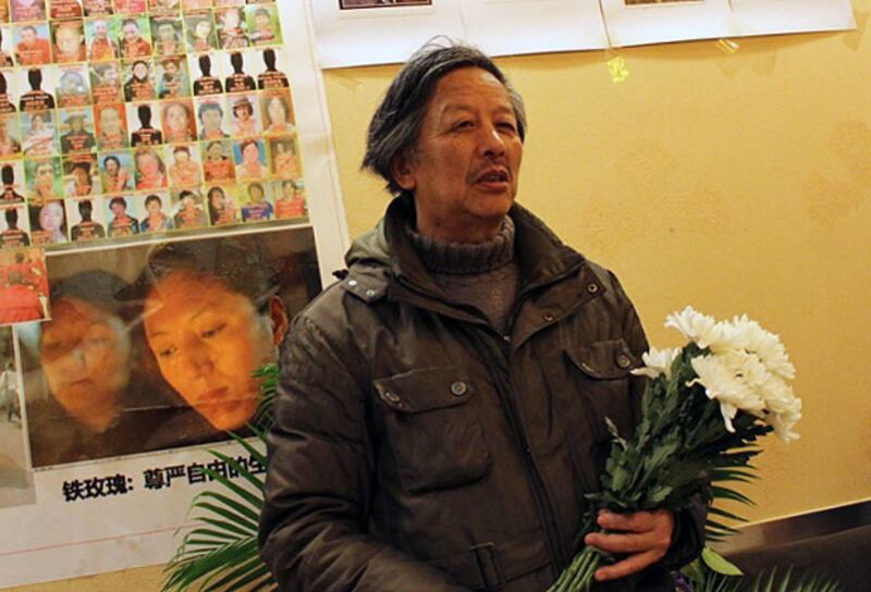 行為藝術家嚴正學，2012年12月6日，參加祭奠自焚藏人的民間會議。（照片由胡佳攝）