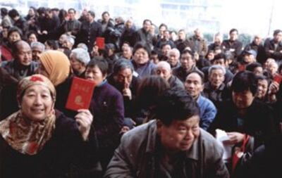 图片：民师手拿国家教师合格证书的教育厅门外抗议（民生观察）