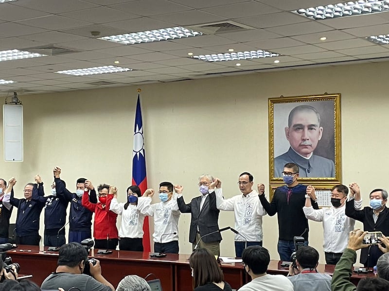 国民党主席朱立伦在国民党部率党内同志迎接胜选。（记者陈子非摄）