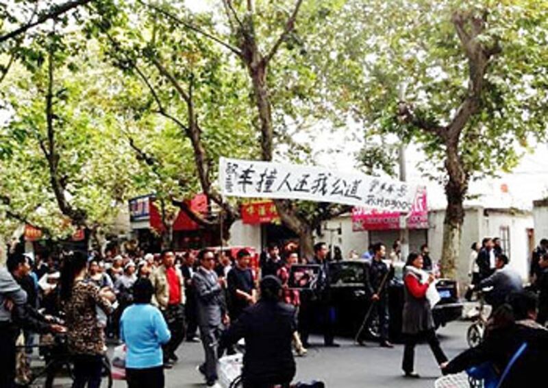 10月12日，江蘇淮安區發生公安副政委車輛撞死一對母子，近百民眾不滿警方及救護車遲來現場。（照片由現場人士提供）