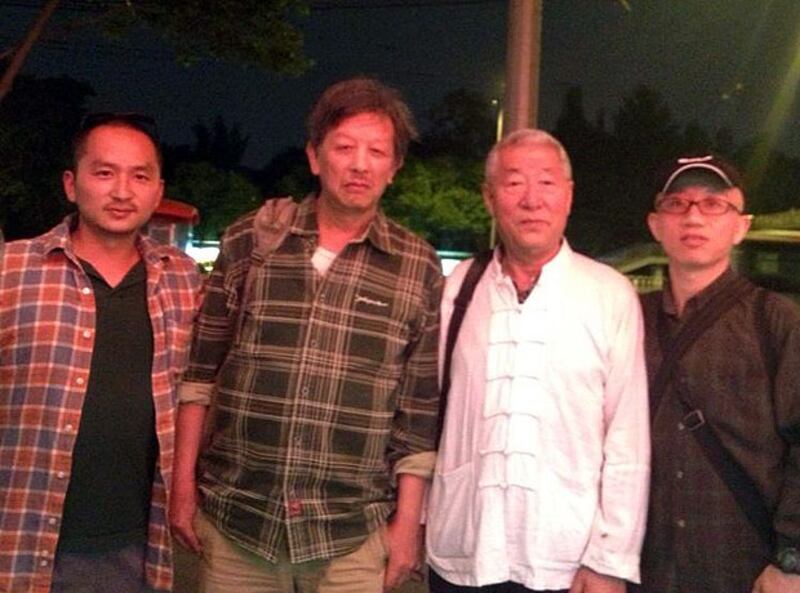中國行為藝術家嚴正學（左二） ，與友人王藏（左一）、王書瑤（右二）及胡佳（右一）合照。（攝於2013年6月，王藏提供） 