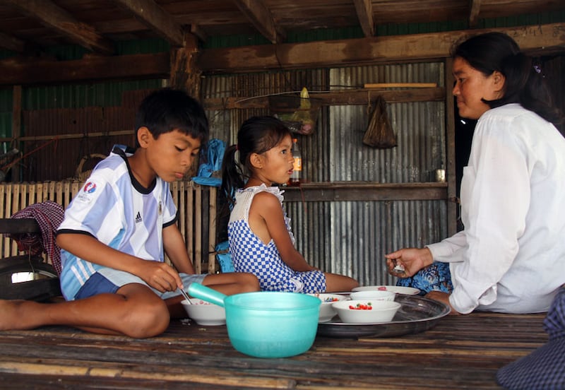 លោកស្រី កើត ចន្នី រៀបចំ​បាយ​ទឹក​សម្រាប់​កូនៗ​ទាំង​ពីរ​របស់​គាត់ មុន​ពេល​ត្រឡប់​ទៅ​​ធ្វើ​ការ​នៅ​ស្រែ​អំបិល កាល​ពី​រសៀល​ថ្ងៃ​ទី​១៦ ខែ​កុម្ភៈ ឆ្នាំ​២០១៦។