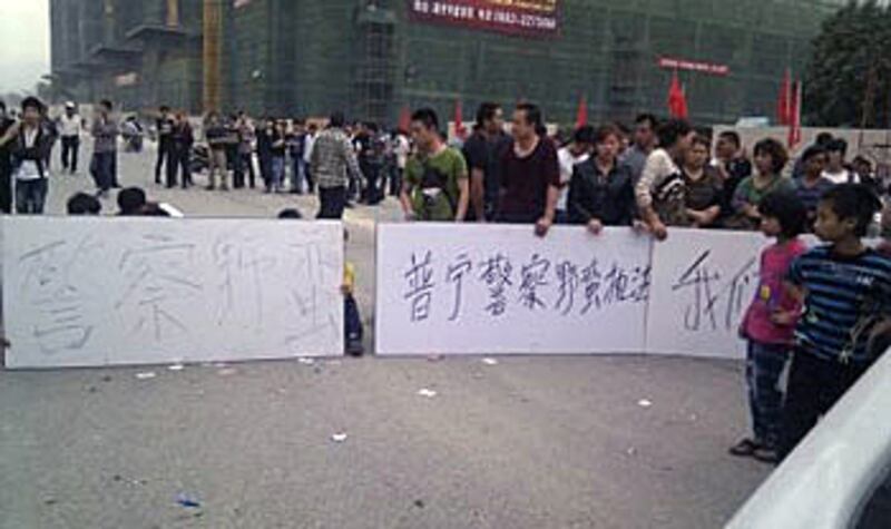 有攤販被警車撞傷，抗議事件擴大，一度有逾千人聚集抗議。(相片由居民林先生提供)