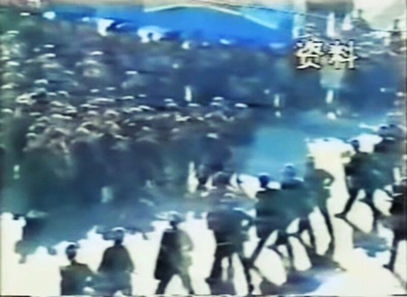 图为1997年伊宁事件,中国政府针对维吾尔社群的日常管控再次逐步收紧。 (Uyghur Human Rights Project)