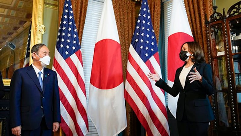 日本首相菅义伟(左)2021年4月16日会晤美国副总统贺锦丽(Kamala Harris)(美联社)