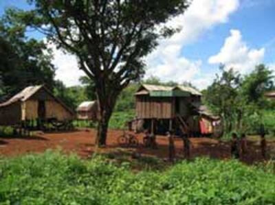 Một làng thuộc tỉnh Ratanakiri - Campuchia. Photo courtesy of travelpod.com