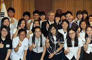 외교통상부 김성환 장관과 사이버 외교사절단 반크 박기태 단장이 지난 7월 외교통상부에서 디지털 외교관 양성을 위한 MOU를 체결한뒤 전국에서 모인 반크 학생 동아리 리더들과 기념촬영하고 있다.