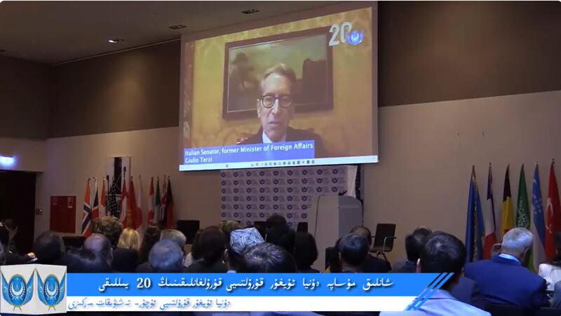 د ئۇ ق قۇرۇلغانلىقىنىڭ 20 يىللىقىنى خاتىرىلەش مۇراسىمىدا ئىتالىيە كېڭەش پالاتا ئەزاسى، سابىق تاشقى ئىشلار مىنىستىرى گيۇللىيۇ تەرزى (Giulio Terzi) سىن ئارقىلىق تەبرىك سۆزى تەقدىم قىلدى. 2024-يىلى 4-ماي، ميۇنخېن.