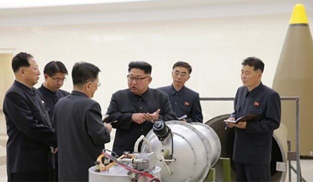 북한 김정은 노동당 위원장이 '핵무기 병기화 사업'을 현지지도했다고 조선중앙통신이 3일 보도했다. 