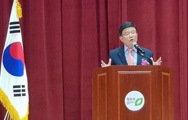 한 통일 강연회에서 특강하는 안찬일 박사.
