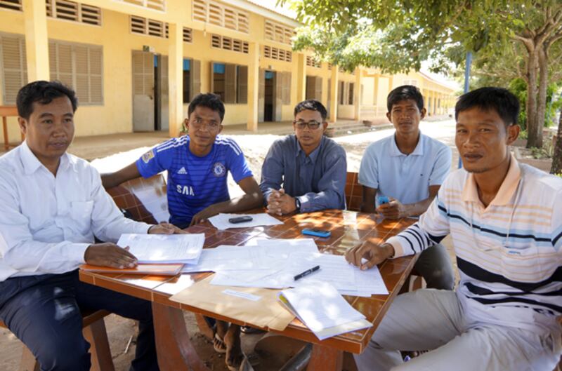 គ្រូបង្រៀន​ដែល​ចង់​ប្ដឹង​នាយក​អនុវិទ្យាល័យ​គគីរ ស្ថិត​នៅ​ស្រុក​កៀនស្វាយ ខេត្ត​កណ្ដាល។ រូបថត​ថ្ងៃ​ទី​២ ខែ​វិច្ឆិកា ឆ្នាំ​២០១៥ 