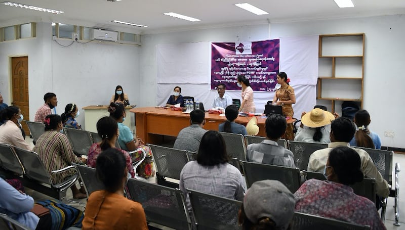 ရွှေဘိုမြို့ ဈေးမီးလောင်မှုတွင် ဆုံးရှုံးခဲ့ရသည့် PGMF အဖွဲ့သားများ၏ ချေးငွေလက်ကျန် ပယ်ဖျက်ပေးခြင်းနှင့် အသစ်ထုတ်ချေးပေးခြင်း အခမ်းအနားတစ်ခုအား ၂၀၂၁ ခုနှစ်၊ မေလ ၂၈ ရက်နေ့က ပြုလုပ်ခဲ့စဉ်။ (Photo: PGMF)