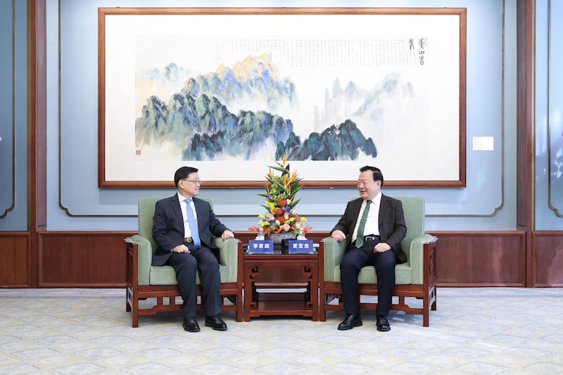 李家超(左)周三與港澳辦公室主任夏寶龍在北京會面。