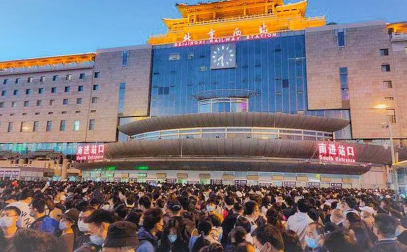 今年五一北京西站大面积晚点造成混乱(网络图片)