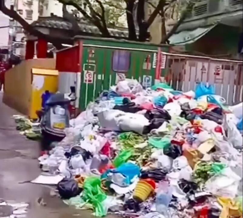 汕頭陳厝環衛工人被欠薪，部份人停工，路邊堆滿垃圾。（Ｘ平台圖片）