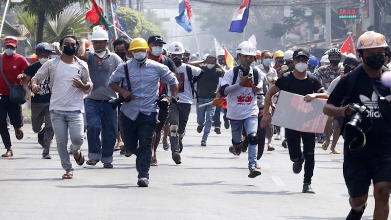 ၂၀၂၁ ခုနှစ် ဖေဖော်ဝါရီ ၂၇ ရက်နေ့က ရန်ကုန်၊ မြေနီကုန်းတွင် စစ်အာဏာရှင်ဆန့်ကျင်ရေး ဆန္ဒပြနေသူများအား ရဲတပ်ဖွဲ့က မျက်ရည်ယိုဗုံးဖြင့် ပစ်ဖောက်လူစုခွဲစဉ်။ (Photo: RFA)