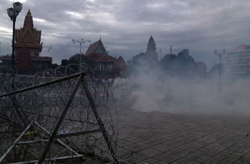 ១៥-កញ្ញា-២០១៣៖ ក្រុម​កម្លាំង​មាន​សម្ថកិច្ច​បាញ់​គ្រាប់​ឧស្ម័ន​បង្ហៀរ​ទឹក​ភ្នែក ដាក់​ក្រុម​អ្នក​តវ៉ា។