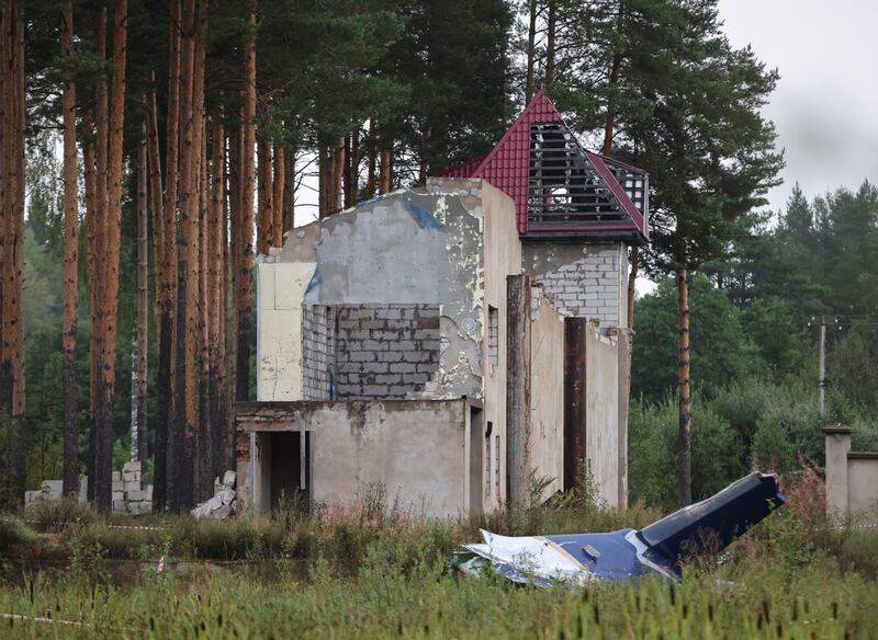 私人機殘骸散落地上。(路透社圖片)