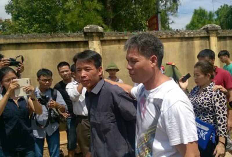 Anh em ông Đoàn Văn Vươn trong ngày được đặc xá. 
