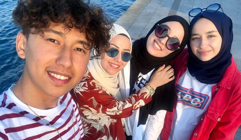 45 يىلنىڭ ئالدىدا تۈركىيەگە ۋەتەنداش، يەنى پۇقرا بولغان يەھيا قۇربان ۋە ئۇنىڭ تۈركىيە پۇقراسى ئايالى ئامىنە قۇرباننىڭ پەرزەنتلىرى. 2016-يىلى، ئىستانبۇل.
